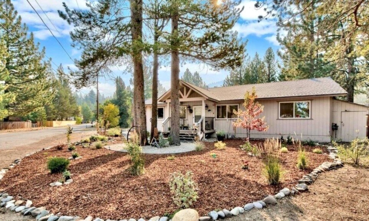 Tahoe Paradise House | Close to golf and river! Big yard, hot tub, great location!