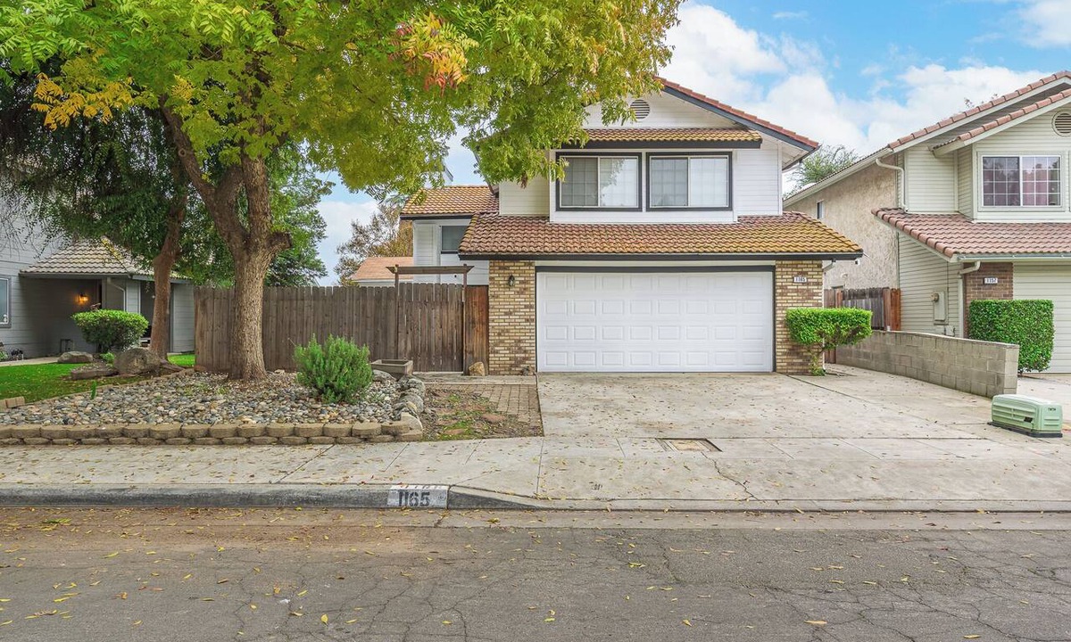 Raisin House | Close to Med Centers + King Bed + Fire Pit
