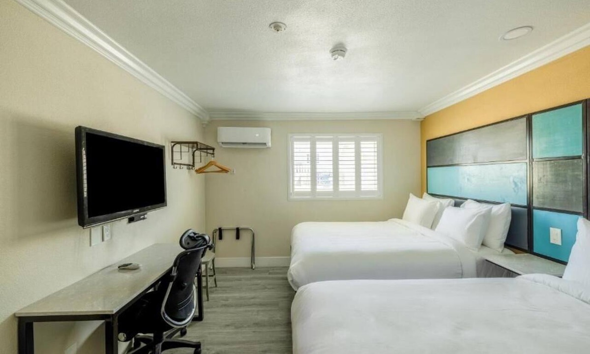 Victorville Hotel | Comfortable 2 Queen Beds w/Microwave Near Local Dining