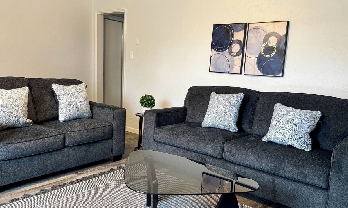 Hanford House | Comfortable 2BR Home King Bed 1 Bath