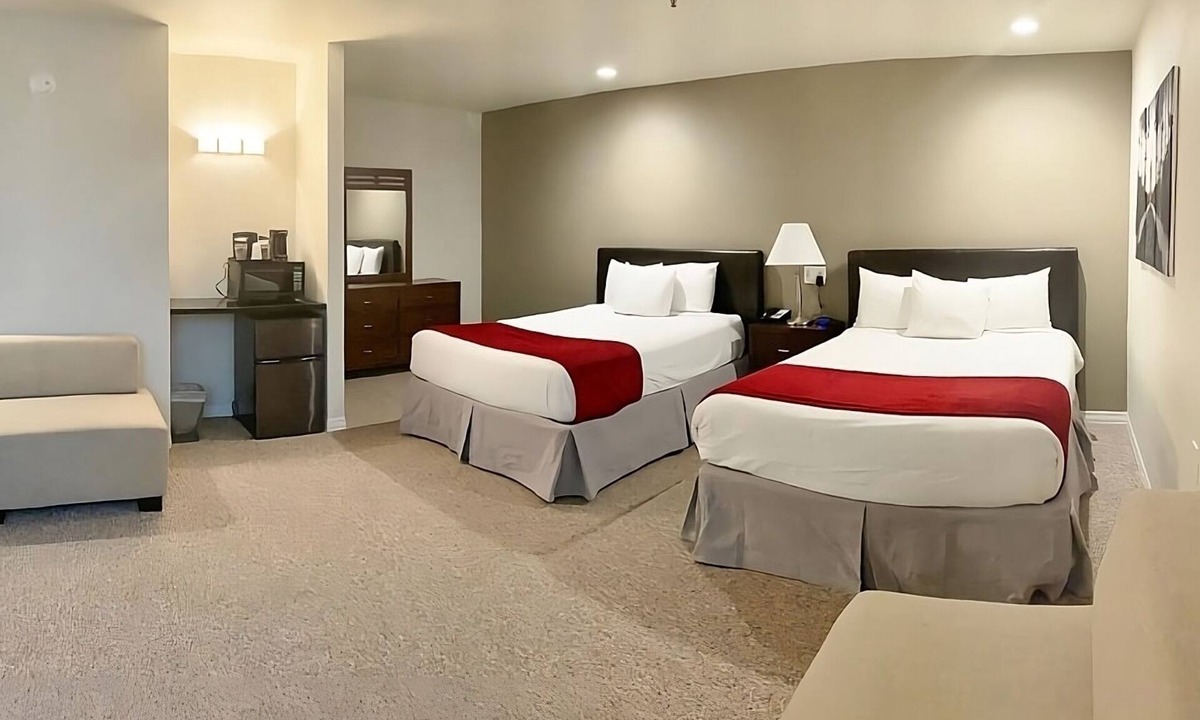 Torrance Hotel | Comfortable Deluxe Double Room near airport, dining, shopping & local attraction