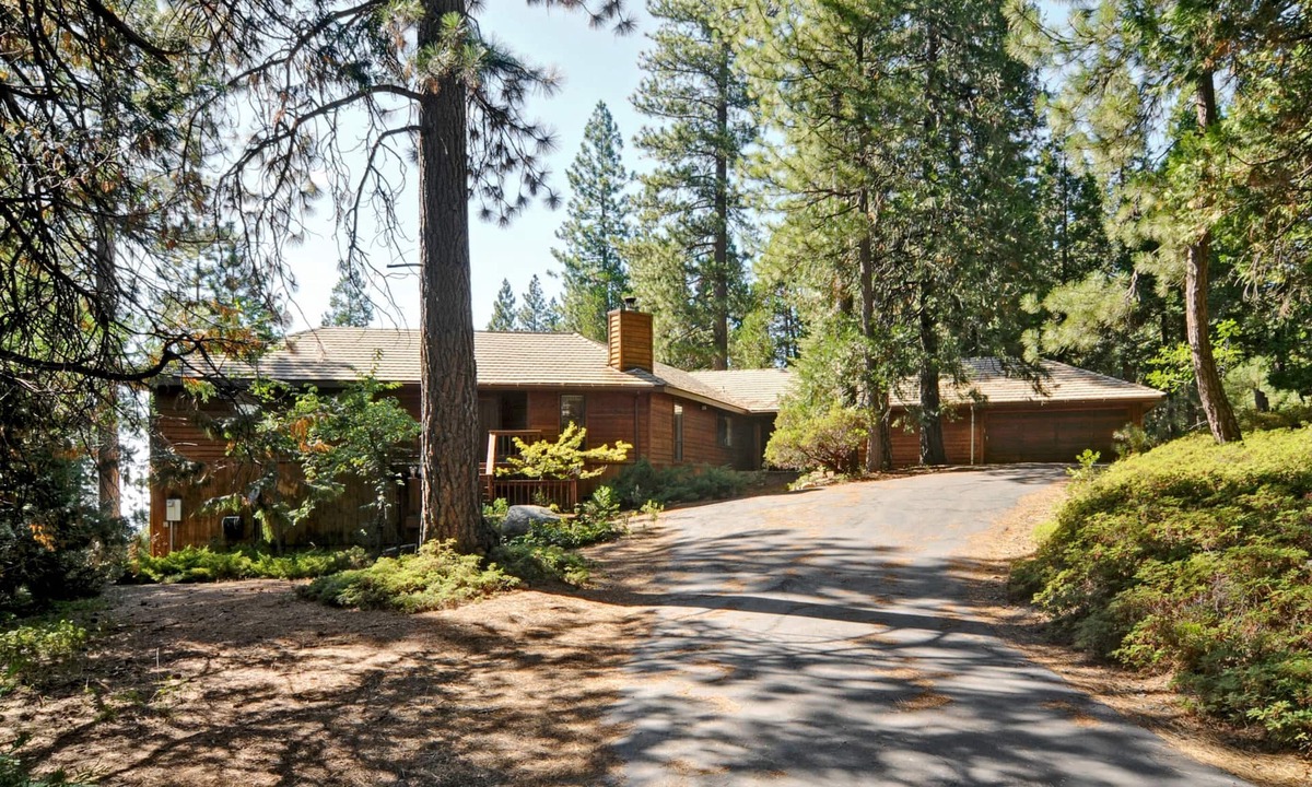 Sierra Village House | Comfortable Large Home In The Forest