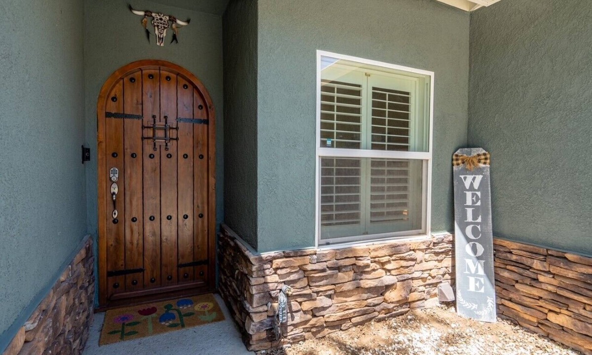 Groveland House | Comfy home, 30 min to Yosemite, fenced in yard, game room, prof decorated!