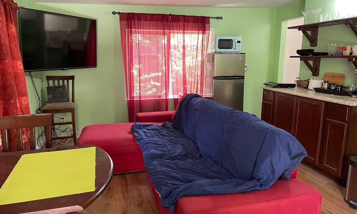 Stockton House | Comfy Private and Safe Studio near University and Victory Park