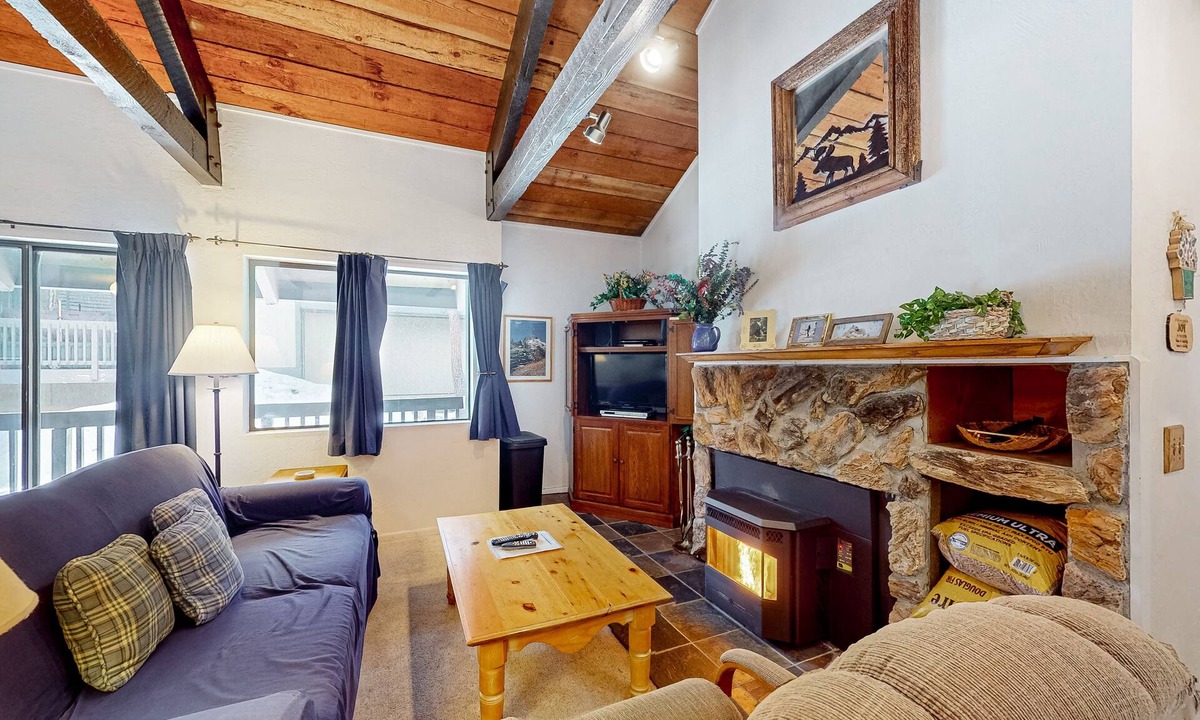 Majestic Pines Condo | Condo near the lifts & golf with access to a pool & hot tub