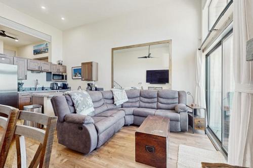 Tahoe Village House | CONDO WITH BEAUTIFUL LAKE VIEW & CLOSE TO STAGE COACH LODGE