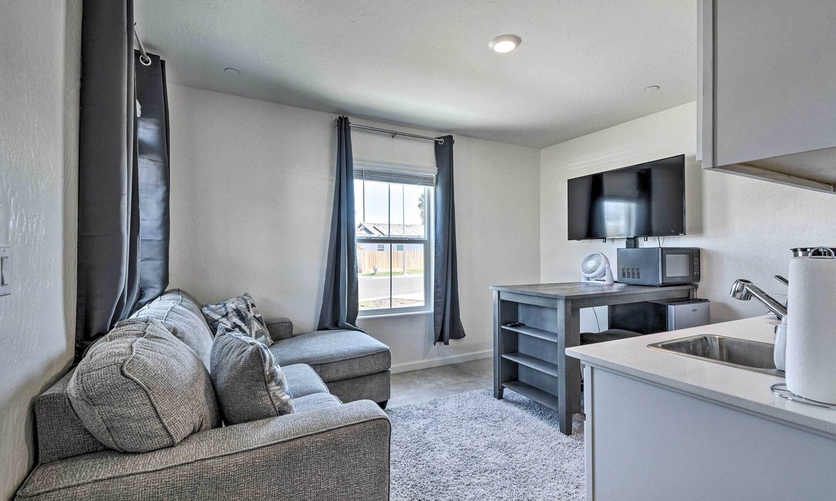 Los Banos Apartment | Contemporary Los Banos Studio < 3 Mi to Dtwn!