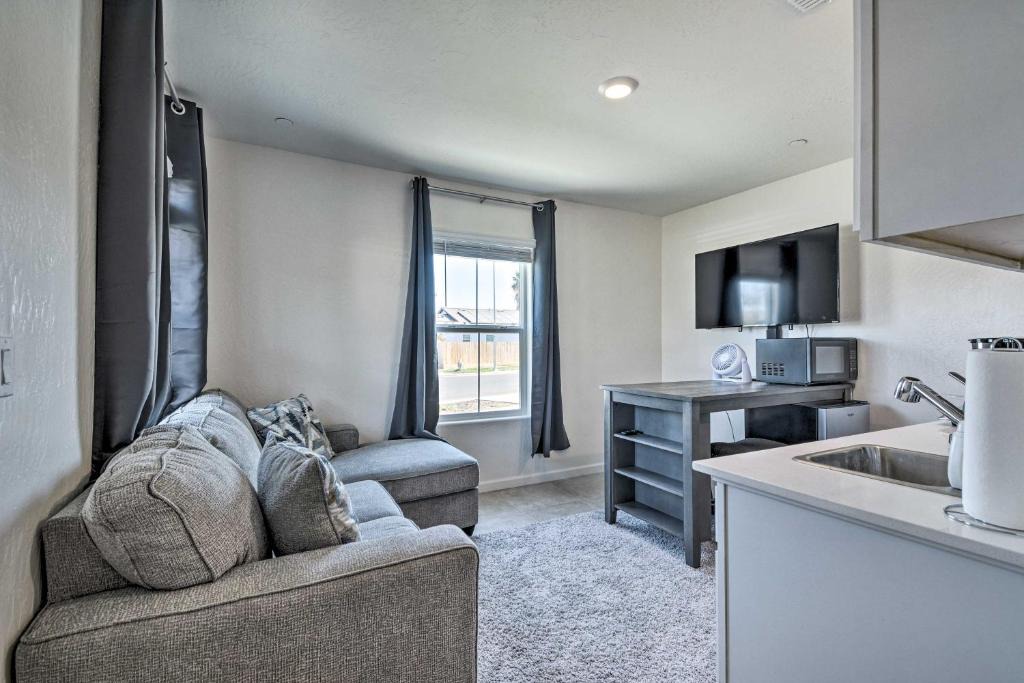 Los Banos Apartment | Contemporary Los Banos Studio < 3 Mi to Dtwn!