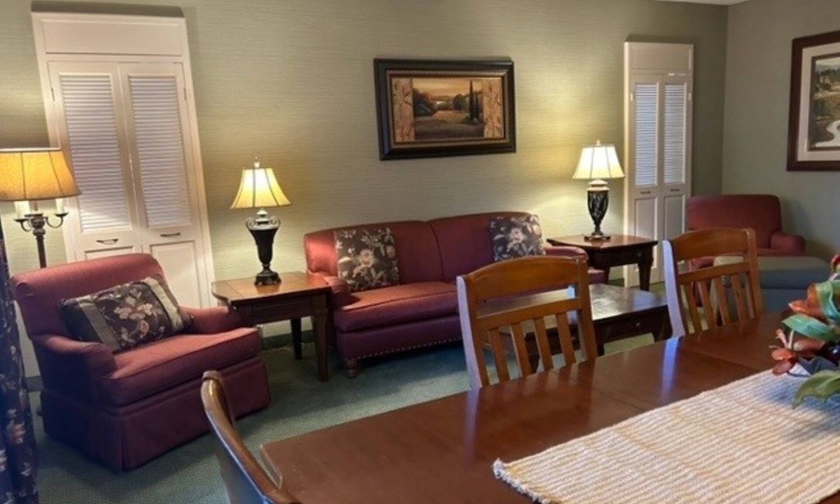 Raisin Hotel | Convenient & Comfortable Suite Stay Minutes from Airport w/Shuttle