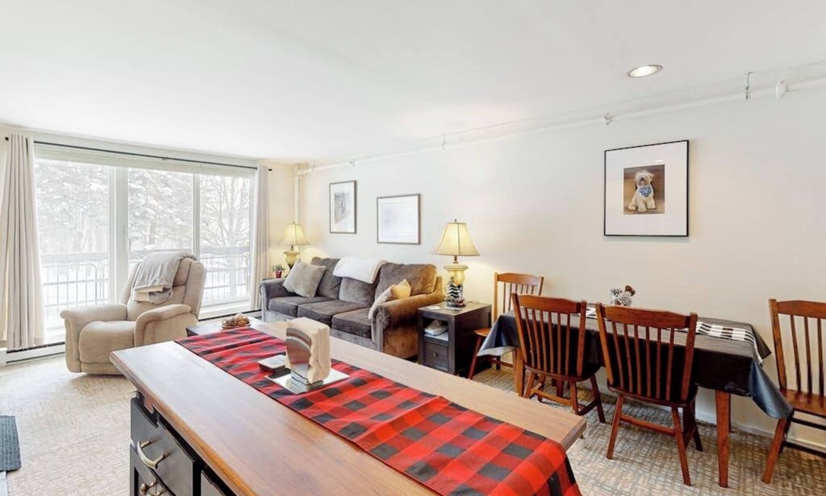 Warren Condo | Convenient condo w/mountain view, fireplace, near lift, ski locker, 1st floor