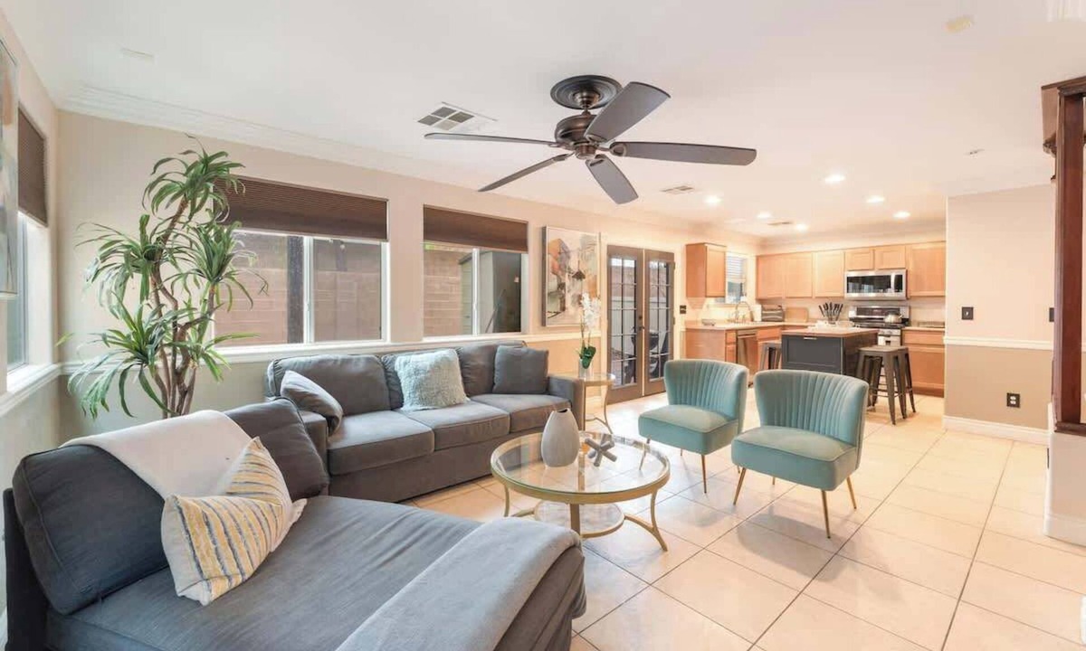 Centennial Hills House | Convenient & Cozy
