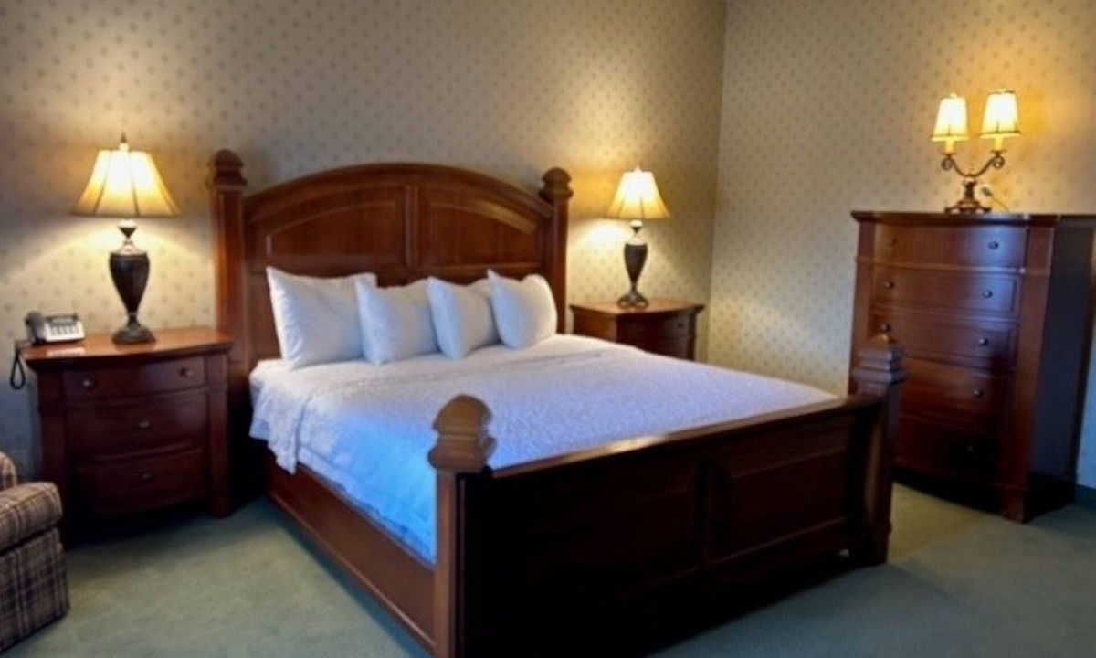 Raisin Hotel | Convenient Fresno Stay – Minutes from Airport w/Free Shuttle