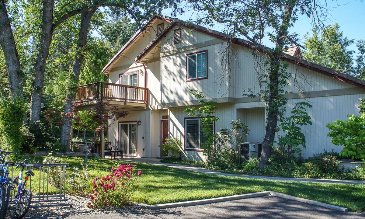 Bass Lake Condo | Convenient home near Bass Lake & Yosemite w/shared pool, hot tub