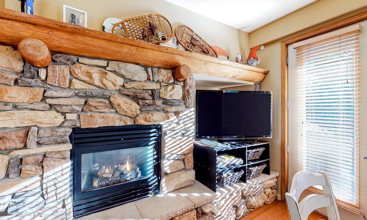 Mammoth Lakes Condo | Convenient mountain getaway with views & on-site golf - near skiing