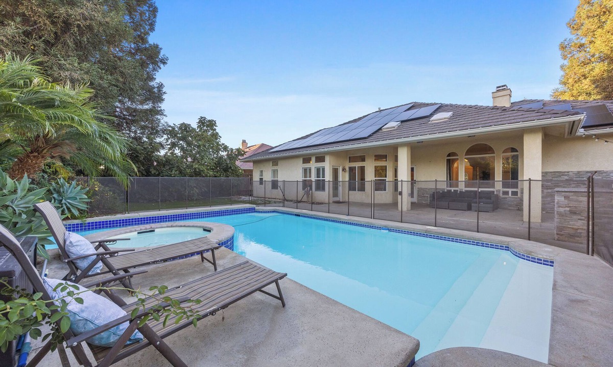 Greenacres House | Corporate & Family Retreat – Seven Oaks Pool Home