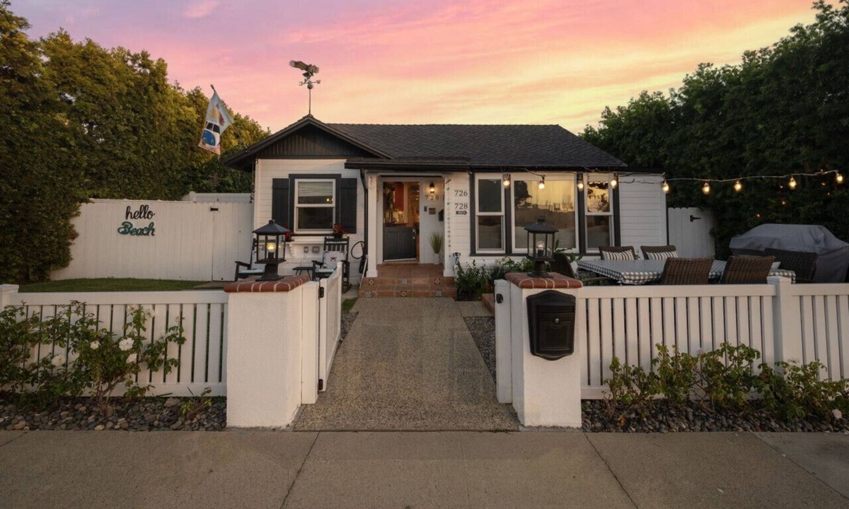 Huntington Beach House | Cottage on 14th - 7 Blocks To Beach, XBOX, Bikes, Pets