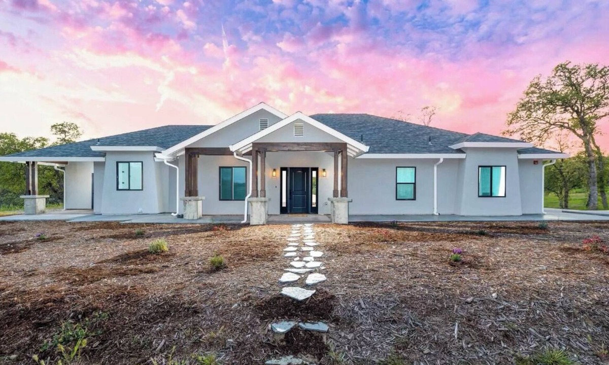 Red Bluff House | Country Living at it's Best.
