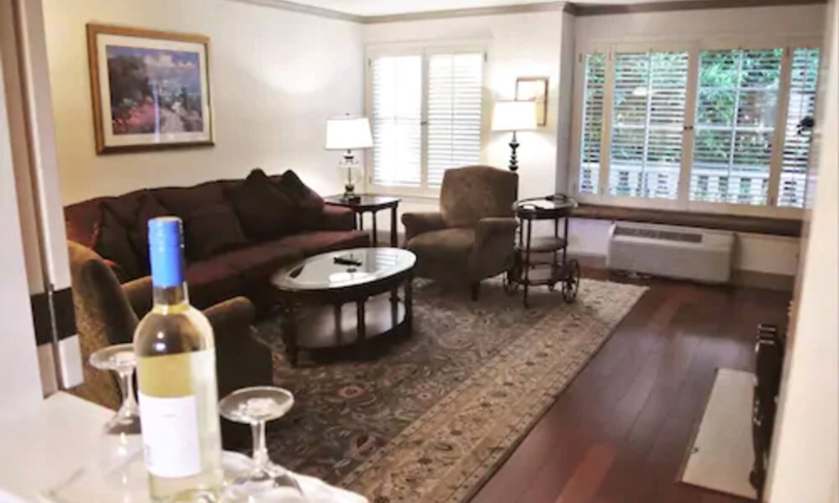 Cow Hollow Hotel | Cow Hollow Inn & Suites
