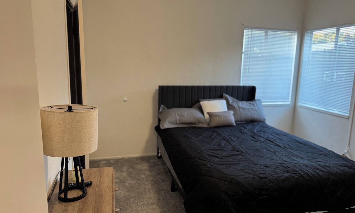 Upper Telegraph Condo | Cozy 1-bedroom condo in enchanting Oakland with AC