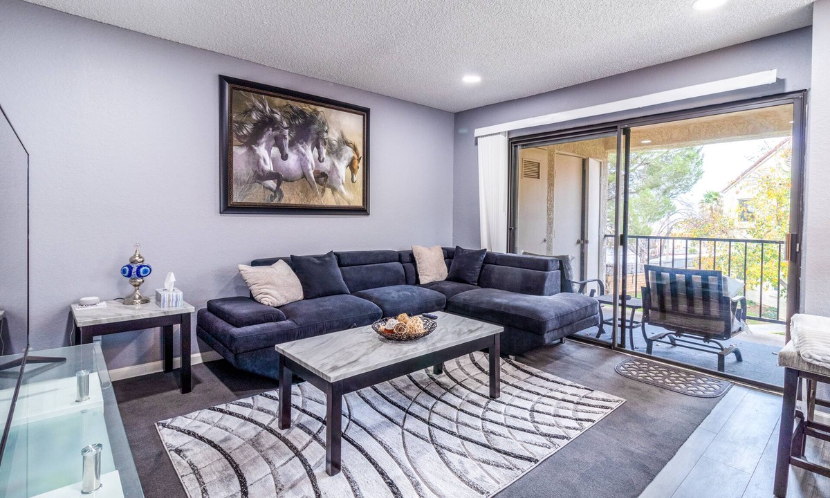 Palmdale Condo | Cozy 1 Bedroom Condo Upstairs