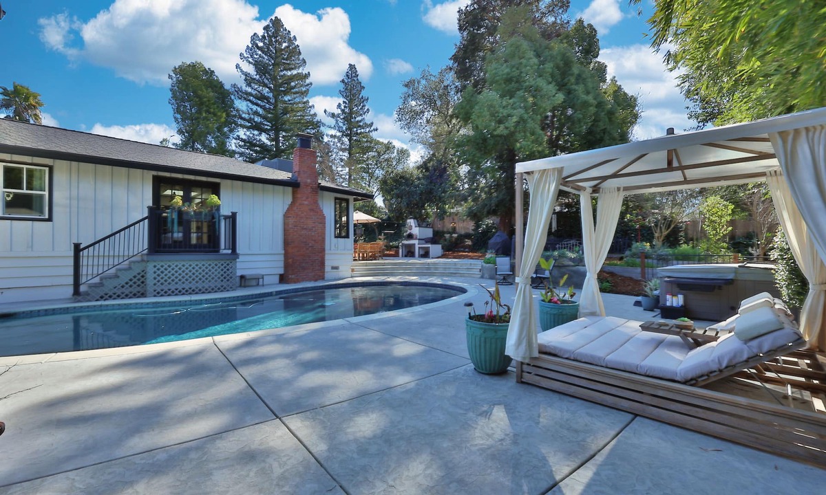 Fair Oaks House | Cozy 1-Bedroom Modern Cottage with Pool & Hot Tub