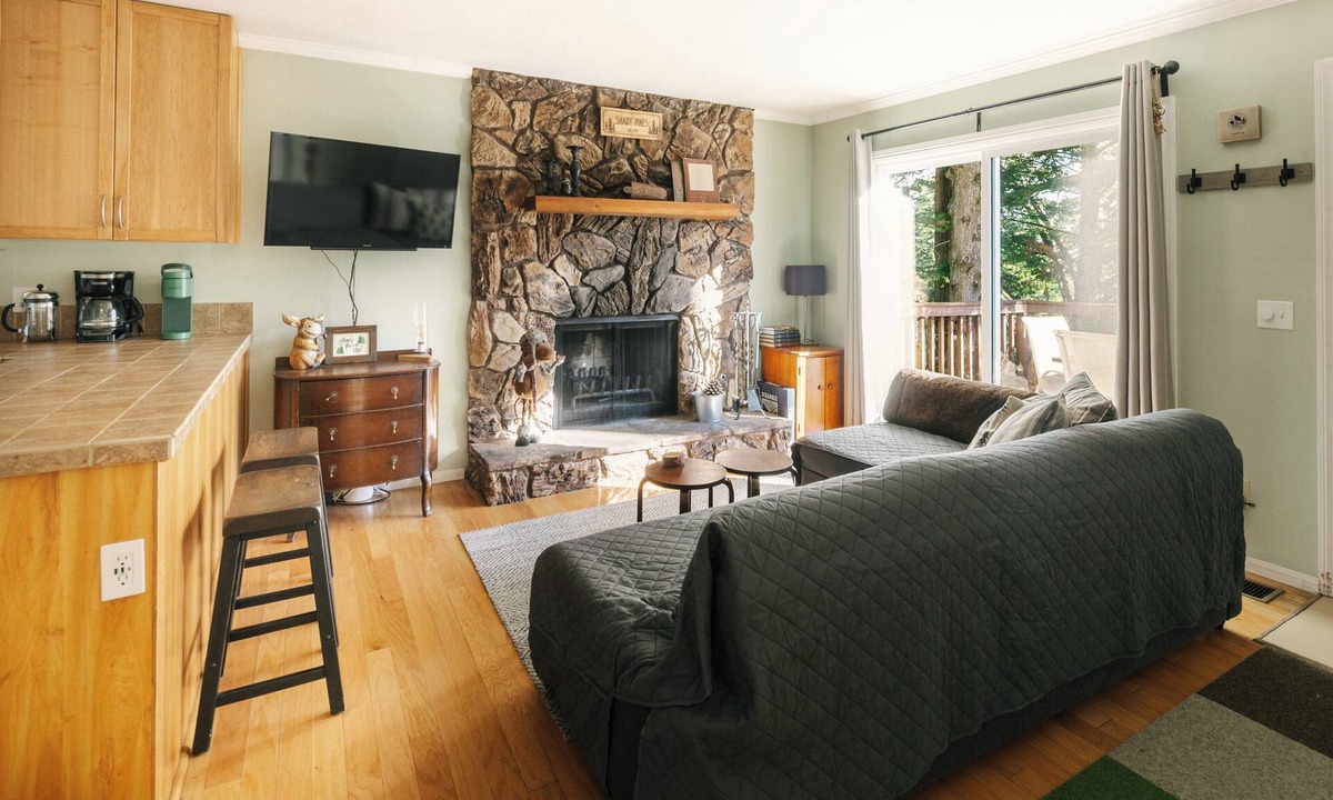 Arrowhead Villas Cabin | Cozy 2-bedroom cabin with central heat/AC in charming Lake Arrowhead