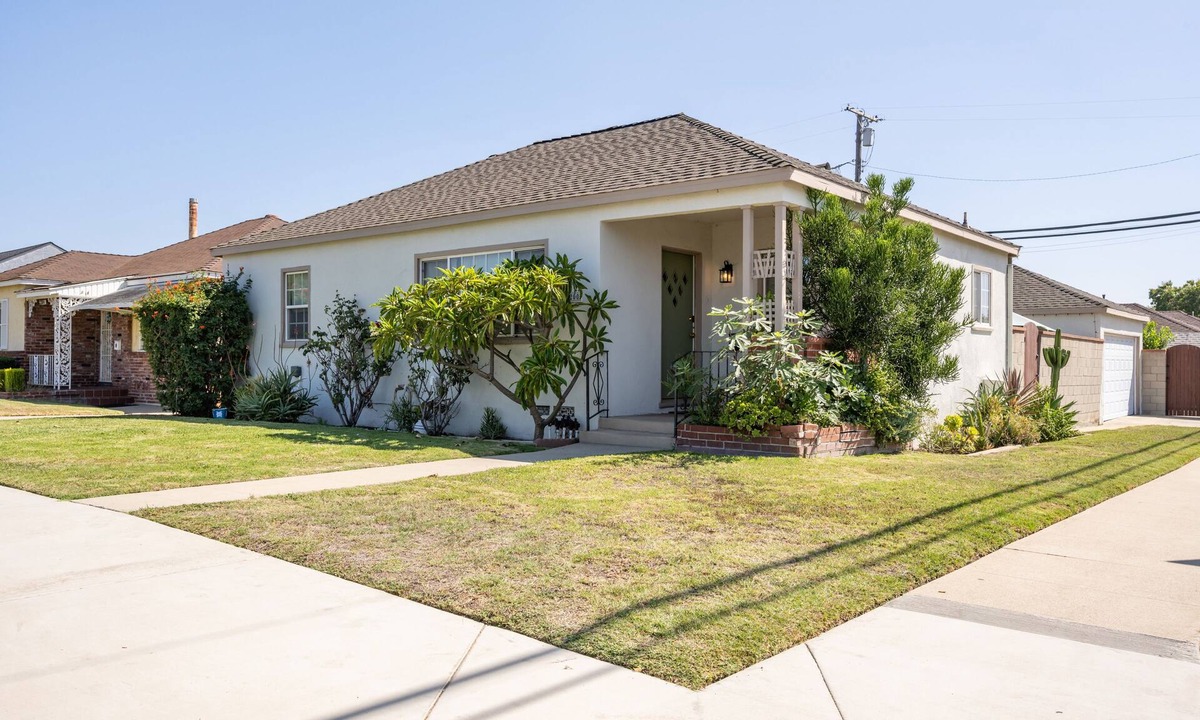 Circle Area House | Cozy 2-bedroom house in charming Long Beach with AC, backyard, laundry, kitchen