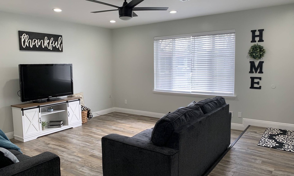 Fresno House | Cozy 3 bed/2 bath with a Brewery Feel Patio