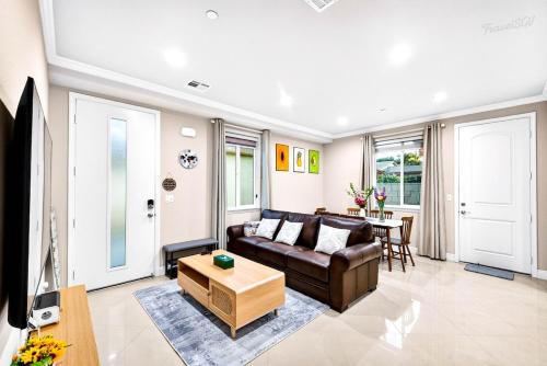 Bassett House | Cozy 3BR Backhouse + Near DTLA & Shops #TravelSGV