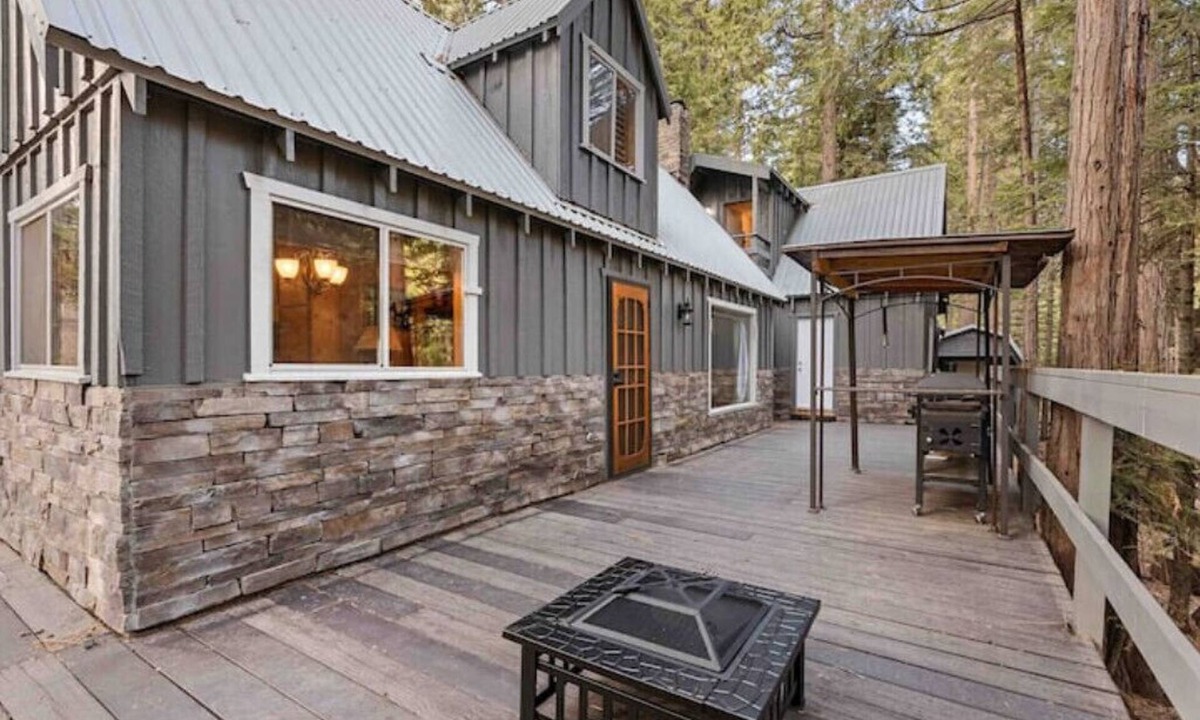 Shaver Lake Cabin | Cozy 4 bedroom cabin with a game room East Village