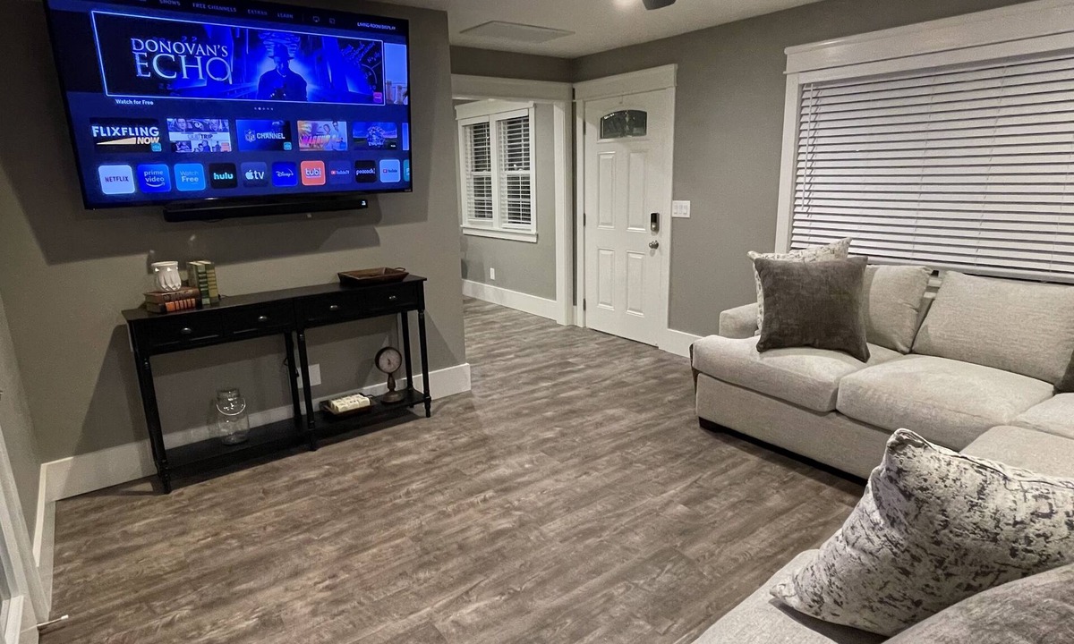 Oakdale Condo | Cozy and clean Oakdale corner cottage