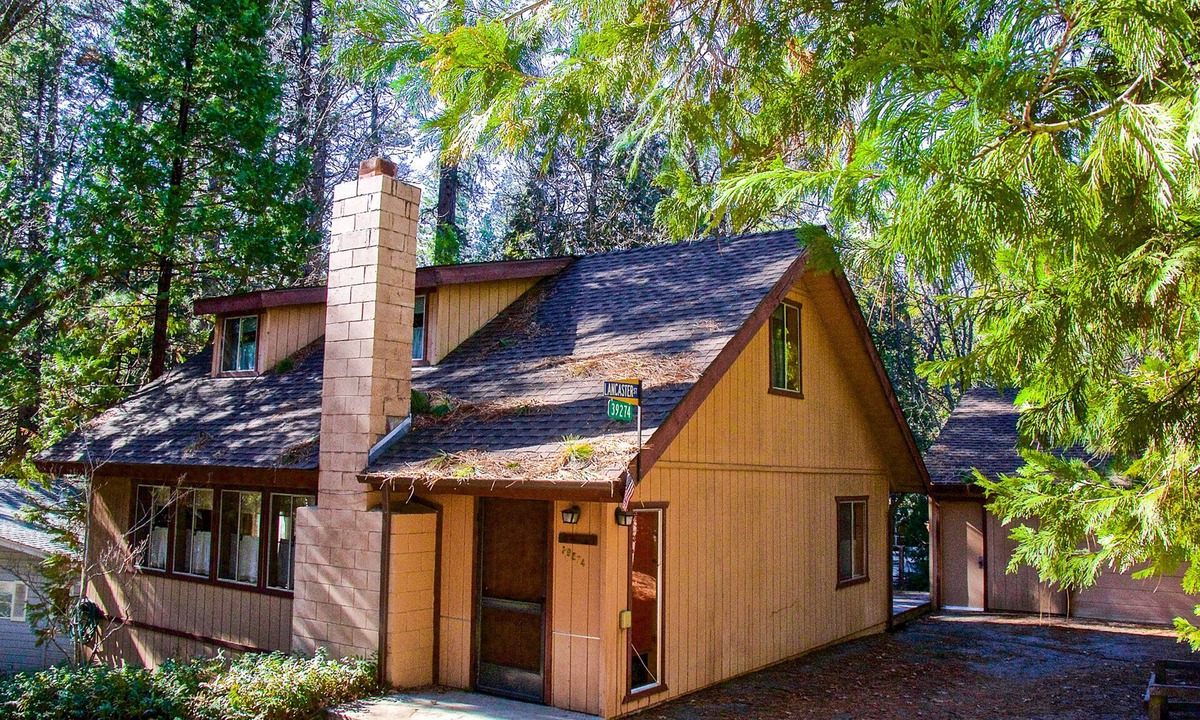 Bass Lake Cabin | Cozy Bass Lake home in Willow Cove with fireplace, grill & deck