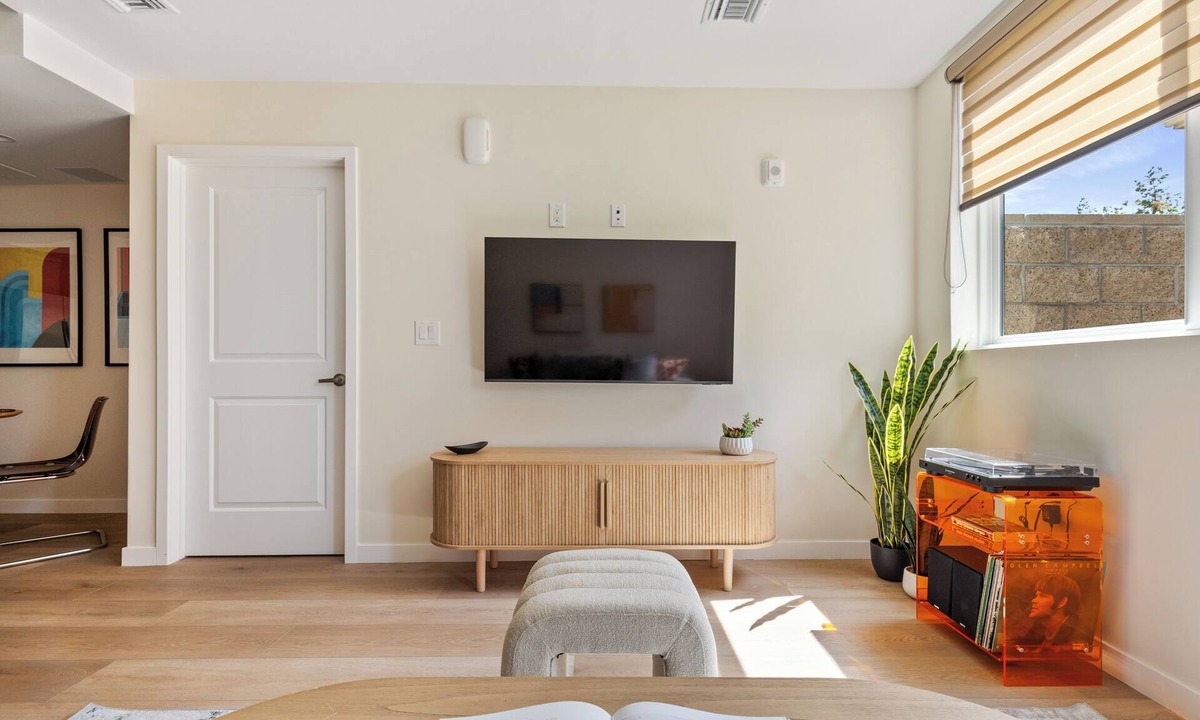 Downtown Apartment | Cozy, Bright and Airy 1 BR Gem in Glendale