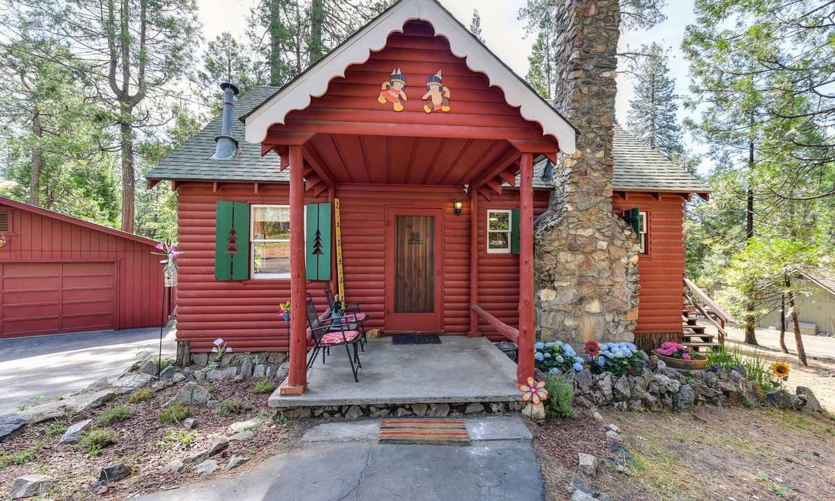 Sierra Village Cabin | Cozy Cabin! Family Friendly! Games! Dogs Welcome! Close to Skiing & Twain Harte!