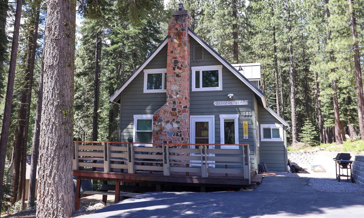 Tahoe Pines Cabin | Cozy Cabin Getaway: Mins to Beach!