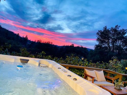 Oakhurst Ski Chalet | Cozy Cabin Near Yosemite & Bass lake, Breathtaking Views & Private Hot Tub, BBQ, Nature Getaway