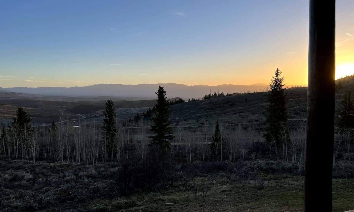 Kremmling Cabin | Cozy Cabin with Jaw-Dropping views of Gore Pass