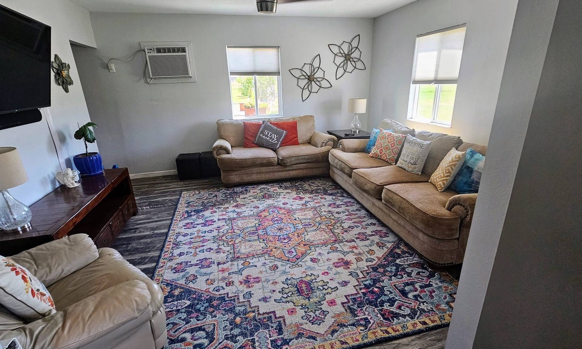 Turlock House | Cozy Country Cottage- a farm experience, yet close to town
