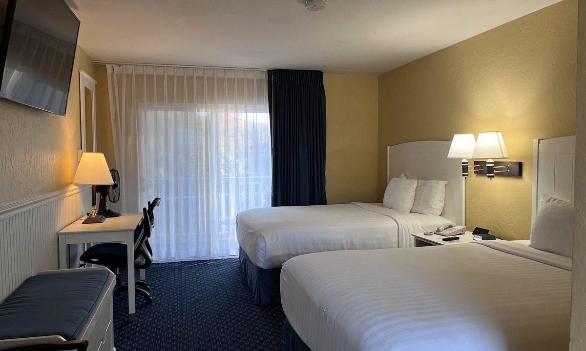 Downtown Monterey Cabin | Cozy Double Queen Room at Ocean-Side Property!