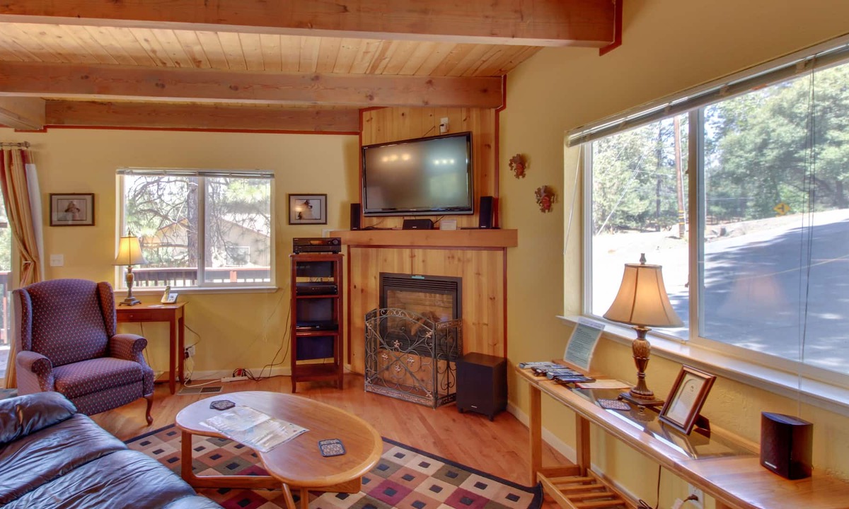 Groveland Ski Chalet | Cozy family-friendly mountain chalet with pool - near Yosemite