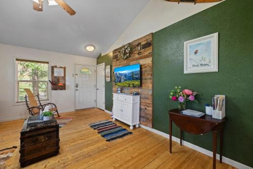 Tuolumne House | Cozy Forest Cabin Near Yosemite Romantic Escape