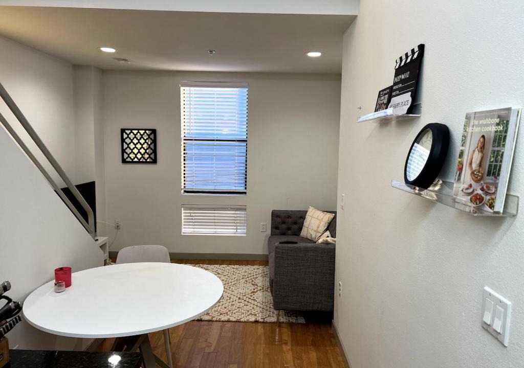 Pico Apartment | Cozy loft in heart of Santa Monica FREE Parking