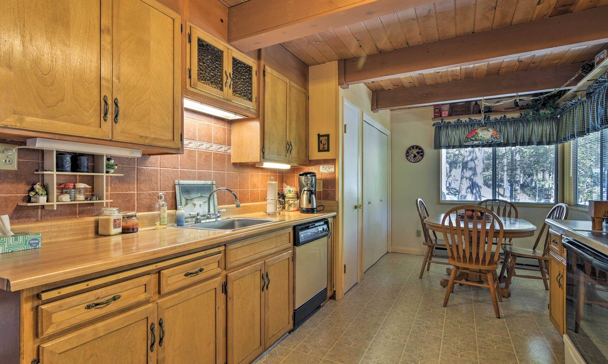 Mi-Wuk Village Cabin | Cozy Mi-Wuk Village Cabin w/Porch Near Stanislaus!