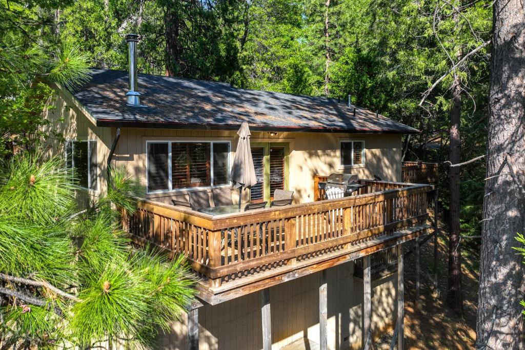 Mi-Wuk Village House | Cozy Mi-Wuk Village Cabin w/Deck!