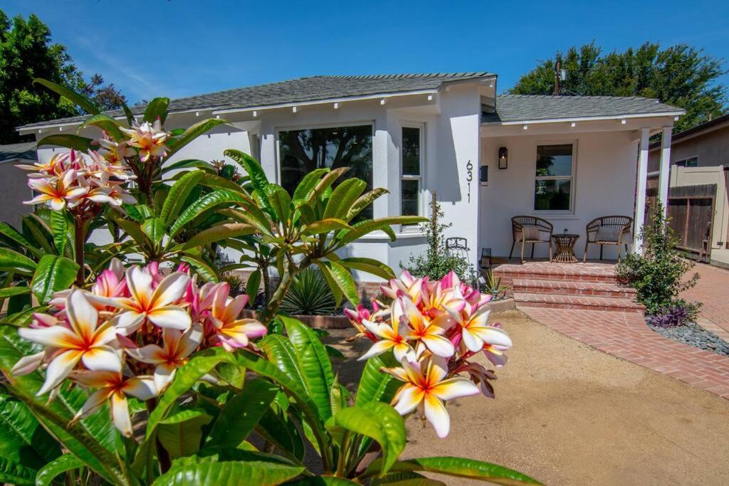 Valley Glen House | Cozy Modern 3 Bedroom home near Universal sleeps 9