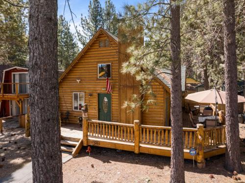 Big Bear City House | Cozy mountain cabin, Hot Tub, BBQ, Games by MariamsBnb