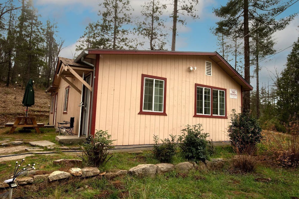 Groveland House | Cozy Nature-Filled Home with Garden & Night Sky Views Near Yosemite Tioga Pass, Groveland CA