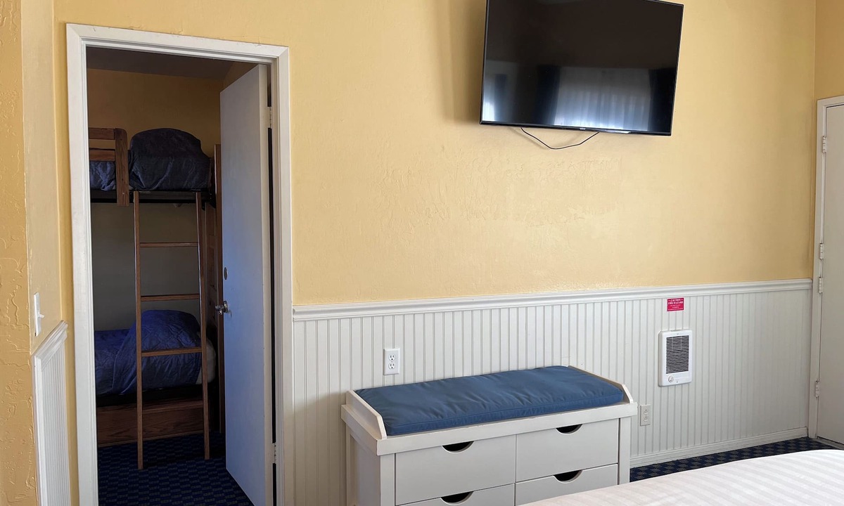 Downtown Monterey Cabin | Cozy PET FRIENDLY Double Queen Room at Ocean-Side Property!