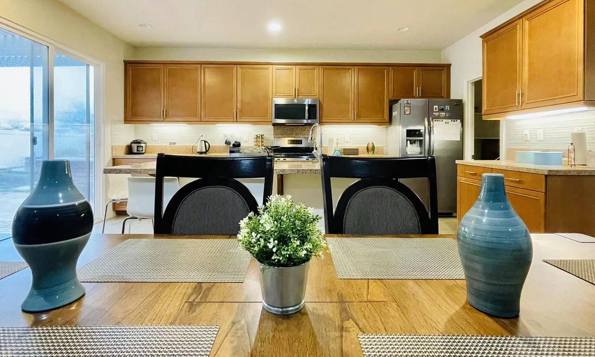 Riverpark House | Cozy single family house with large back yard