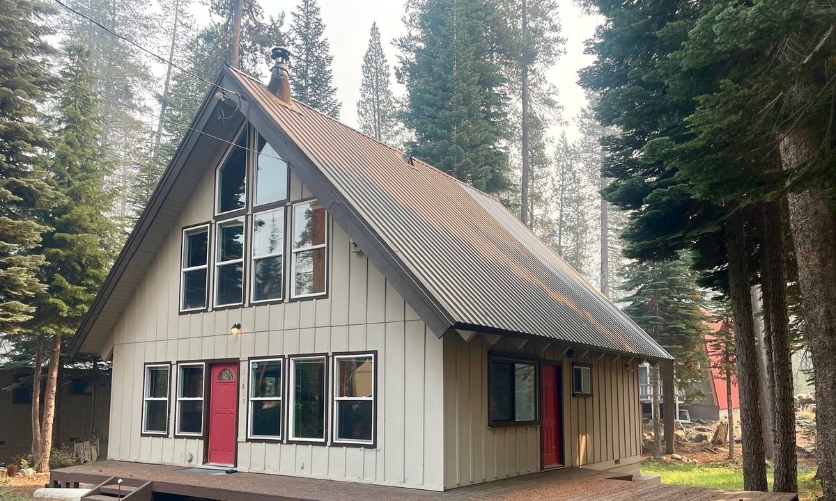 Pla-Vada Woodlands Cabin | Cozy Ski Chalet in Soda Springs - wood stove, dog friendly, great for families